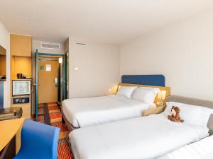 Hotels B&B HOTEL Lyon Nord 4 etoiles : Chambre Confort - 1 Lit Double et Canapé-Lit 2 Places - Non remboursable