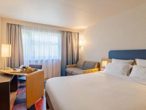 Hotels B&B HOTEL Lyon Nord 4 etoiles : Chambre Standard - 1 Lit Double et Canapé-Lit Simple - Non remboursable