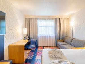 Hotels B&B HOTEL Lyon Nord 4 etoiles : Chambre Standard - 1 Lit Double et Canapé-Lit 2 Places - Non remboursable