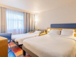 Hotels B&B HOTEL Lyon Nord 4 etoiles : Chambre Standard - 1 Lit Double et Canapé-Lit Simple
