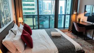 La Buena Vida Holiday Homes - Luxe 1BD, boutique apt full lakeview 1m to Metro, Lake & Almas Tower
