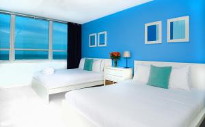 Superior Ocean View, Kitchenette, 2 Queens room in Beach Apartments - Free Parking