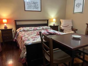 Habitación con cama extragrande y balcón
