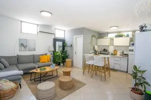 Seaside Serenity Retreat - Тель-Авив