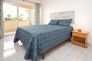 O Apartamento A Ramos Palmeira Galé Está inserido num Condomínio com PISCINA, Fica apenas a 250 Metros da Praia da Galé - Apartamento com Ar Condicionado na Sala, Smart TV com Prime Vídeo e Cozinha Completa