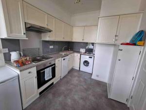 Two Bedroom Mansion House Apartment By AZ Luxury Stays Newmarket With Parking And WiFi