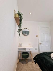 Two Bedroom Mansion House Apartment By AZ Luxury Stays Newmarket With Parking And WiFi