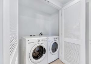 HYDE BEACH HOUSE THREE-BEDROOM, WATERFRONT, OCEAN AND INTERCOSTAL VIEW, ROOFTOP POOL, 5 MiN WALK TO BEACH