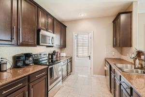 Warm Suburban 3BR Townhome near DT