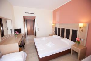 Twin Room with Sea View room in Hotel Kanali