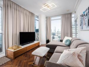 Pristine Modern 2BR Condo Private BBQ and Balcony