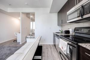 Cityscape 1BR Condo with Private Balcony amd WFH setup