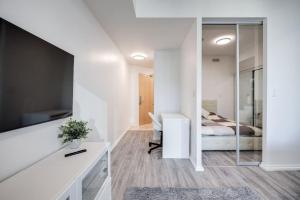 Cityscape 1BR Condo with Private Balcony amd WFH setup