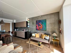 Apartment directly to seafront of Bassin 7 with big balcony and free parking