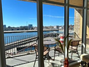 Apartment directly to seafront of Bassin 7 with big balcony and free parking