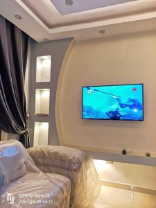 شقة رائعة قريبة من الاهرامات بالجيزة داخل كومبوند خاص