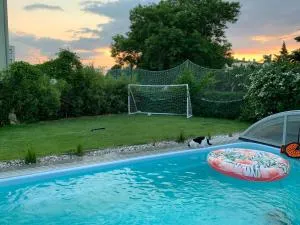 Pool & Lake Holiday Home - Zwenkau