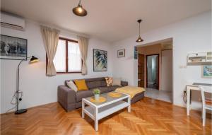 3 Bedroom Awesome Apartment In Fazana 