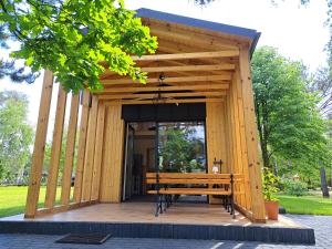 Domki przy jeziorze z prywatną plażą w Borach Tucholskich Pensjonat Alicja wczasy z dziećmi nowe luksusowe domki na skraju jeziora i lasu