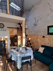 Domki przy jeziorze z prywatną plażą w Borach Tucholskich Pensjonat Alicja wczasy z dziećmi nowe luksusowe domki na skraju jeziora i lasu