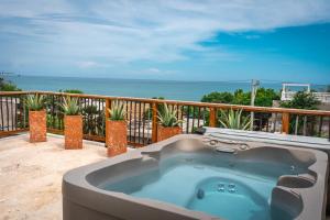 Lujosa Villa con Piscina Privada, Jacuzzi, Terraza, BBQ, AC muy Cerca de la Playa