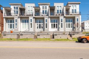 FarmHouse Vibe on Centennial w garage and billiards