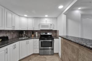 Modern Miami Beach Condo with Beach Service & Pool