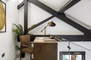 Stunning Designer Penthouse - 85 Cinema TV!