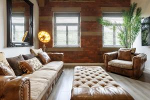 Stunning Designer Penthouse - 85 Cinema TV!