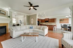 4 Mi to Branson Landing Huge Home with Game Room!