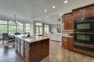 4 Mi to Branson Landing Huge Home with Game Room!