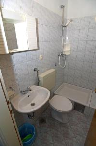 Apartments with parking space Makarska - 12211