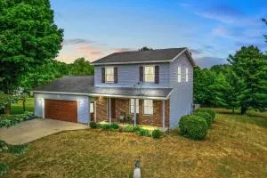 LONG LAKE RETREAT- Hot tub, Pool table, Firepit - Solon