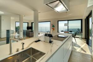 Villas 3 Bedroom renovated villa with astonishing sea view : photos des chambres