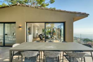 Villas 3 Bedroom renovated villa with astonishing sea view : photos des chambres