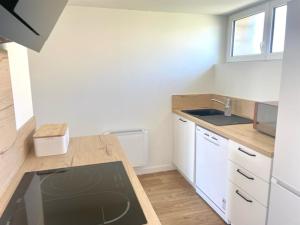 Logement entier indépendant dans une maison calme avec jardin barbecue face aux vignes pouvant accueillir cette personne très bien si tu es à 5 minutes de Saint-Émilion 5 minutes du centre-ville de Libourne et 5 minutes de lhôpital