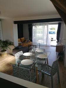 Appartements Logement entier independant dans une maison calme avec jardin barbecue face aux vignes pouvant accueillir cette personne tres bien si tu es a 5 minutes de Saint-Emilion 5 minutes du centre-ville de Libourne et 5 minutes de l'hopital : photos des chambres