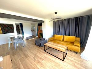 Appartements Logement entier independant dans une maison calme avec jardin barbecue face aux vignes pouvant accueillir cette personne tres bien si tu es a 5 minutes de Saint-Emilion 5 minutes du centre-ville de Libourne et 5 minutes de l'hopital : photos des chambres