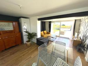 Appartements Logement entier independant dans une maison calme avec jardin barbecue face aux vignes pouvant accueillir cette personne tres bien si tu es a 5 minutes de Saint-Emilion 5 minutes du centre-ville de Libourne et 5 minutes de l'hopital : photos des chambres