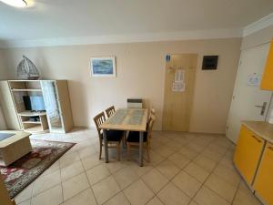 Family Apartment & Outside Pool & Sea View 