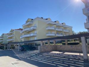 Family Apartment & Outside Pool & Sea View 