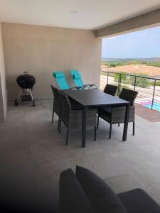 Villa neuve avec piscine