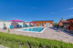 Apartments Danka with Shared Pool