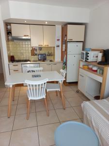 CANET Plage appartement vue latérale mer, 1 chambre , WIFI, climatisation, parking sécurisé couvert