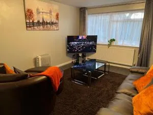 Mona's Home - Friern Barnet