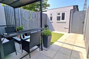 Stunning, clean, free parking home, ideal long stays