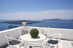 Amphitheater Cave Houses