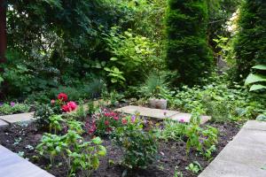 City Center Apartment with a Backyard