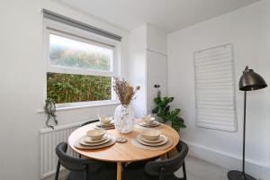 W London apt for 4. Open plan kitchenliving room