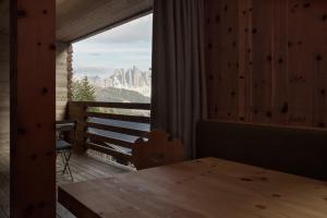 Apartment with Mountain View